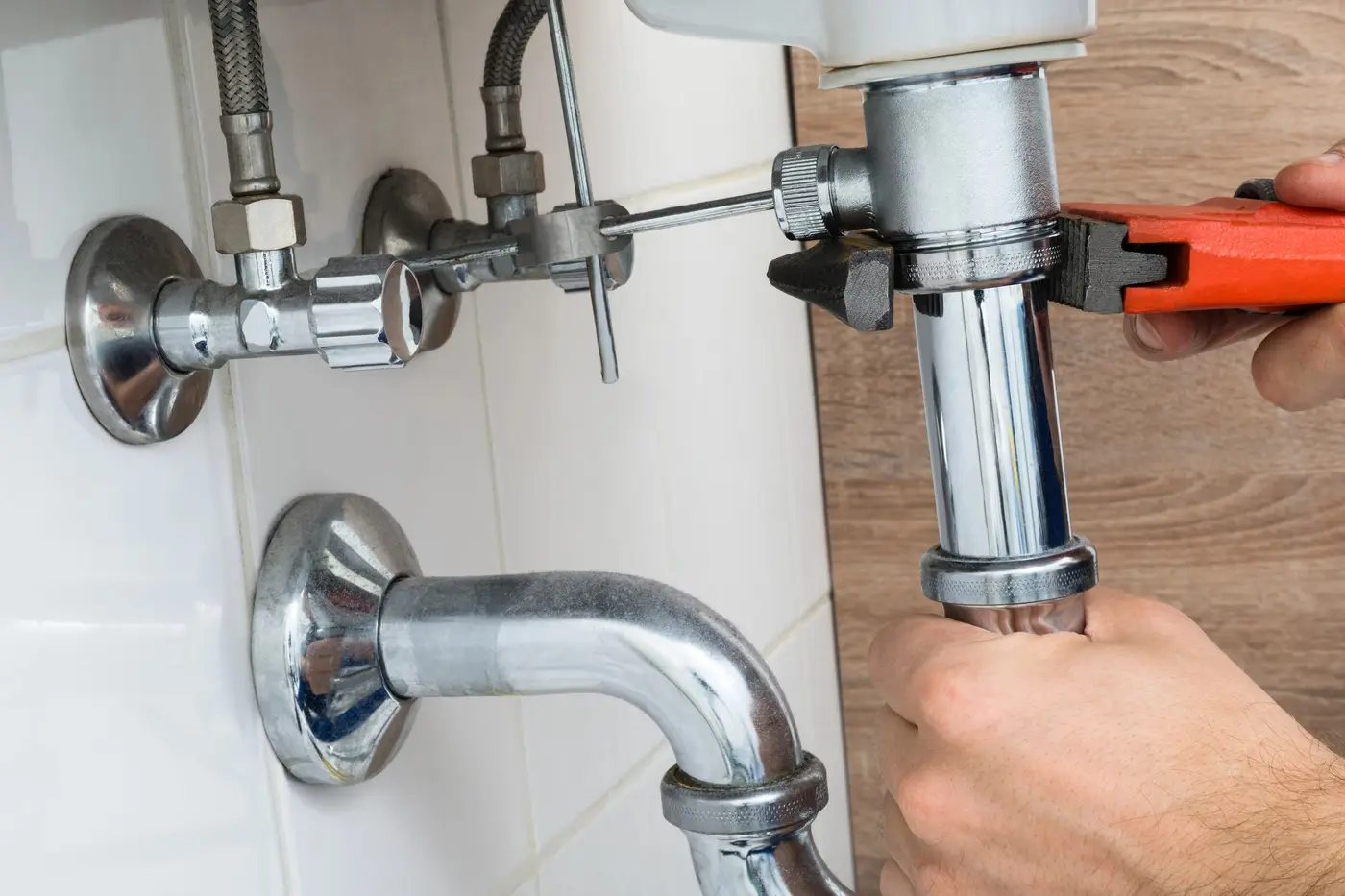 Dégorgement d'un siphon de lavabo lors d'un débouchage en Essonne
